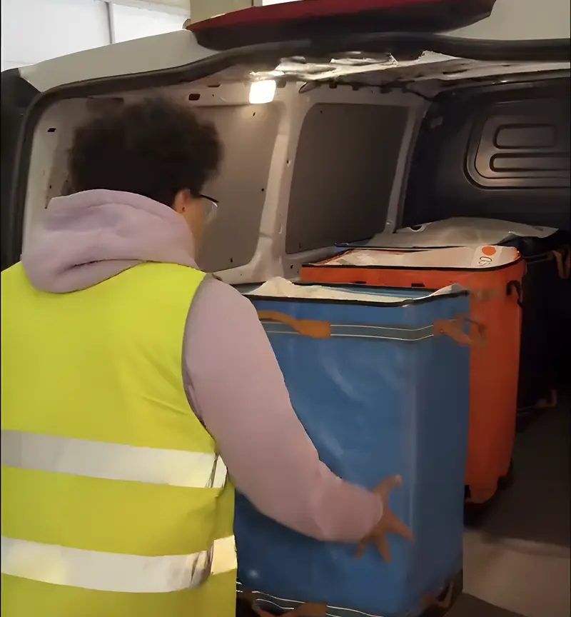 Chargement des colis dans une camionnette