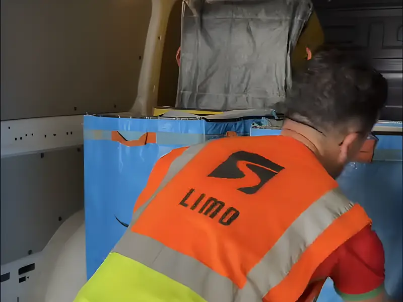 Un chauffeur Limo Trends charge sa camionnette